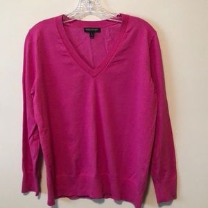 Banana Republic stretch cotton V-neck size small- NEVER WORN.